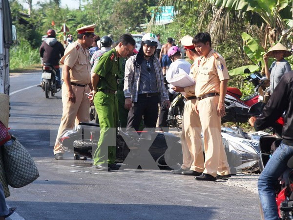 Va chạm với xe buýt ngược chiều, 3 người trên xe máy thương vong ảnh 1