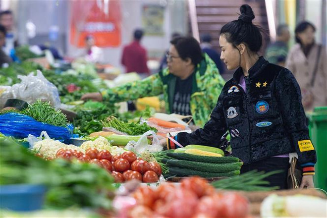 Khách hàng chọn mua thực phẩm tại một siêu thị ở tỉnh Giang Tô, Trung Quốc. (Ảnh: THX/TTXVN) Trung Quốc không mong muốn chiến tranh thương mại với Mỹ ảnh 1
