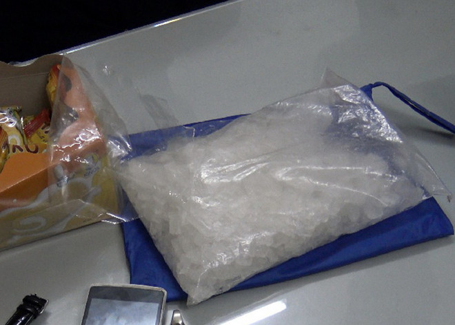 Bắt 2 đối tượng mang súng AK vận chuyển 13,5kg ma túy đá ảnh 1