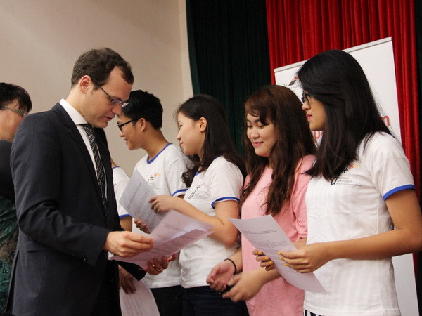 Ông Jonas Koll, bí thư thứ nhất phụ trách Văn hóa-Báo chí tại Đại sứ quán Đức trao chứng chỉ cho các học sinh. (Nguồn: Vietnam+) Trao chứng chỉ tiếng Đức cho 63 học sinh phổ thông ở Hà Nội ảnh 1