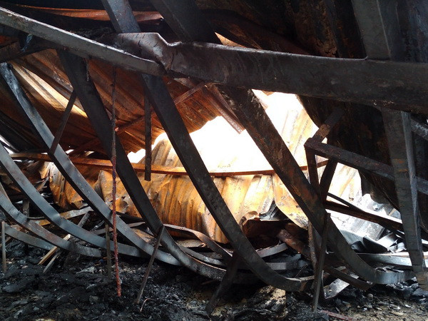 Cháy lớn tại công ty bánh kẹo Tràng An, 2 người vẫn đang mắc kẹt ảnh 1