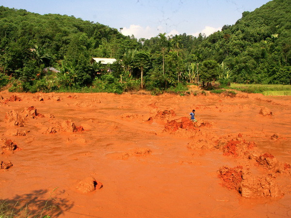 Tập trung khắc phục sự cố vỡ đập chứa chất thải bùn đỏ tại Yên Bái ảnh 1
