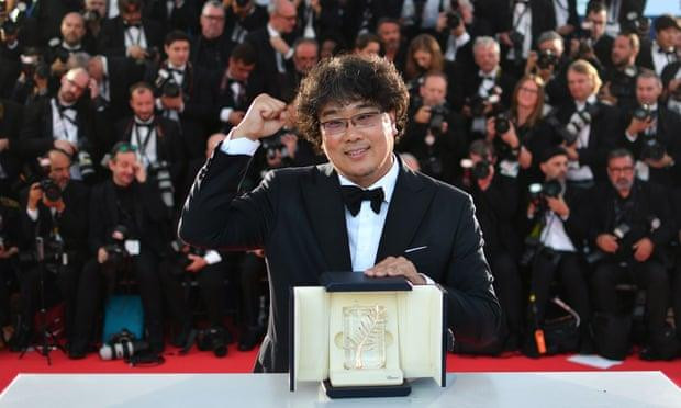 Đạo diễn Bong Joon Ho nhận giải thưởng Cành Cọ Vàng. (Nguồn: AFP/Getty Images) Phim 'Parasite' của Hàn Quốc giành giải Cành cọ Vàng ảnh 1