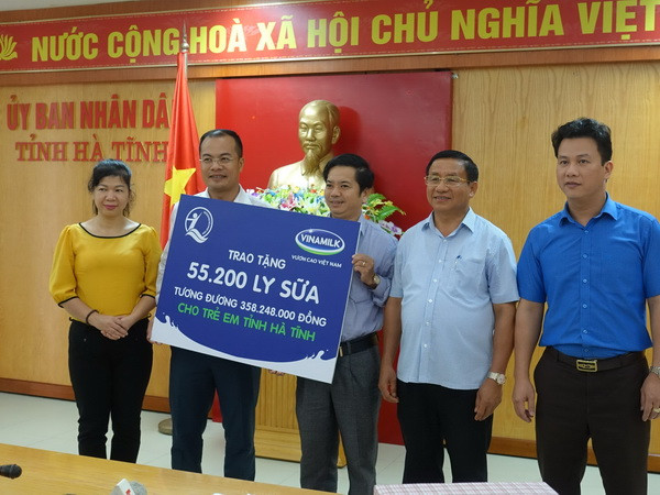 Vinamilk đem sữa đến với trẻ em vùng lũ tại Hà Tĩnh và Quảng Bình ảnh 2