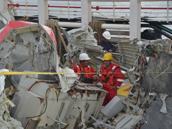 Máy bay QZ8501 của AirAsia tạo hố dưới đáy biển khi rơi ảnh 1