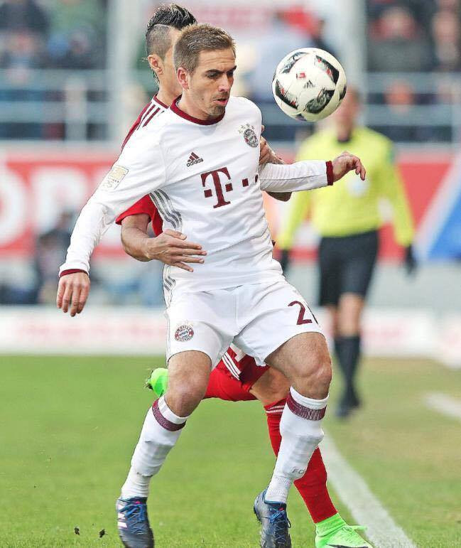 Bayern Munich đã tìm được người lấp chỗ trống Lahm để lại ảnh 2