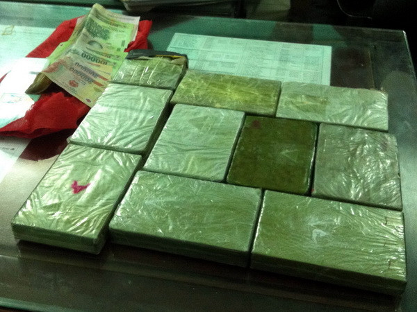 Bắt giữ đối tượng 17 tuổi vận chuyển trái phép 10 bánh heroin ảnh 1