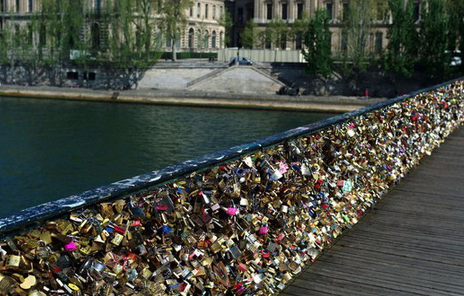 Thử nghiệm lan can thủy tinh để chấm dứt việc treo khóa tình yêu ảnh 2