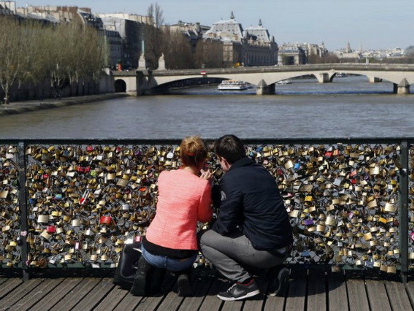 Thử nghiệm lan can thủy tinh để chấm dứt việc treo khóa tình yêu ảnh 1