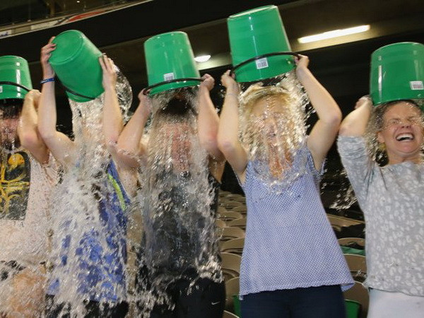 Một nhân viên cứu hỏa Mỹ tử vong sau thử thách dội nước lạnh ảnh 1