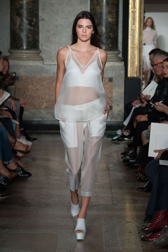 Fiona Cibani ra mắt bộ sưu tập Xuân-Hè phong cách không đối xứng ảnh 3