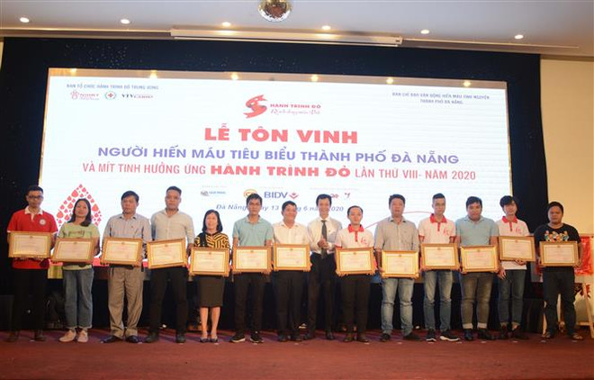Các cá nhân, tập thể được tôn vinh trong phong trào hiến máu tại Đà Nẵng. (Ảnh: Văn Dũng/TTXVN) Đà Nẵng, Hải Phòng tôn vinh những người hiến máu tình nguyện ảnh 2