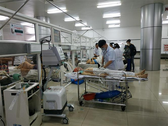 Các nạn nhân của vụ tai nạn được cấp cứu tại Bệnh viện đa khoa vùng Tây Nguyên. (Ảnh: Tuấn Anh/TTXVN) Phó Thủ tướng chỉ đạo xác minh nguyên nhân vụ tai nạn ở Đắk Nông ảnh 1