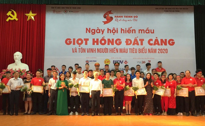 Phó Chủ tịch Ủy ban nhân dân thành phố Hải Phòng Nguyễn Đình Chuyến tặng bằng khen cho các tập thể, cá nhân tiêu biểu trong phong trào hiến máu tình nguyện của thành phố Hải Phòng. (Ảnh: TTXVN phát) Đà Nẵng, Hải Phòng tôn vinh những người hiến máu tình nguyện ảnh 1