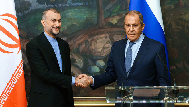 Ngoại trưởng Nga Sergei Lavrov (phải) bắt tay Ngoại trưởng Iran Hossein Amir-Abdollahian tại Moskva ngày 31/8. (Ảnh: Bộ Ngoại giao Nga) Nga và Iran hoàn tất văn kiện thỏa thuận hợp tác song phương ảnh 1