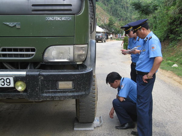 Bắc Kạn bắt giữ 15 xe chở quặng quá trọng tải quy định ảnh 1