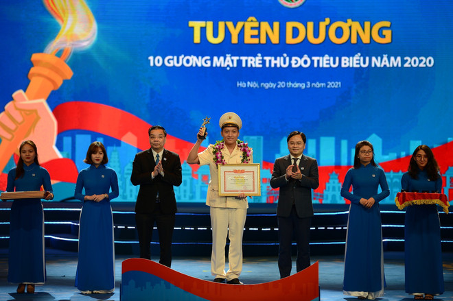 Trung úy Vũ Ngọc Hoàng trong buổi vinh danh 10 Gương mặt trẻ Thủ đô tiêu biểu năm 2020. (Ảnh: TTXVN phát) Người chiến sỹ trẻ và mong muốn giản dị là luôn “thất nghiệp” ảnh 4