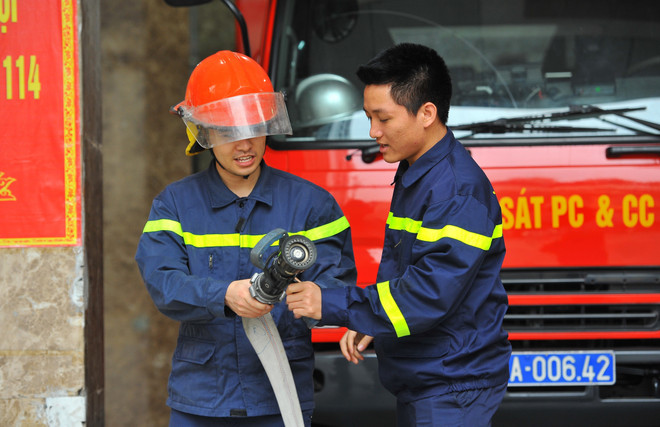 Trung úy Vũ Ngọc Hoàng hướng dẫn nghiệp vụ cho chiến sỹ mới tại đơn vị. (Ảnh: Minh Đức/TTXVN) Người chiến sỹ trẻ và mong muốn giản dị là luôn “thất nghiệp” ảnh 1