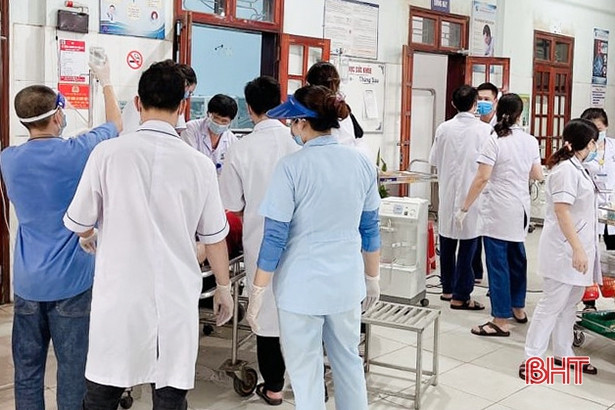 Cấp cứu cho bệnh nhân bị ngạt khí. (Nguồn: baohatinh.vn) Hà Tĩnh: Ba công nhân tử vong nghi do ngạt khí CO khi đang thi công ảnh 1