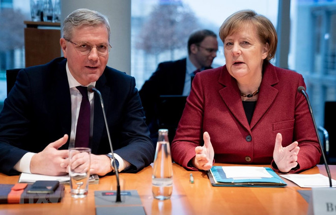 Thủ tướng Đức Angela Merkel (phải) và Chủ tịch Ủy ban Đối ngoại Hạ viện Đức Norbert Roettgen. (Ảnh: AFP/TTXVN) Giai đoạn thứ ba của "vụ ly hôn" xuyên Đại Tây Dương ảnh 1