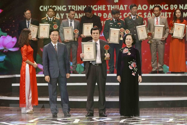 Trưởng Ban Tuyên giáo Trung ương Võ Văn Thưởng và Trưởng Ban Dân vận Trung ương Trương Thị Mai trao giải B Giải báo chí toàn quốc về xây dựng Đảng (Giải Búa liềm Vàng) lần thứ III-năm 2018 cho các tác giả có tác phẩm đoạt giải. (Ảnh: Minh Quyết/TTXVN) Giải Búa liềm Vàng - Hiến kế tháo gỡ nút thắt trong xây dựng Đảng ảnh 2