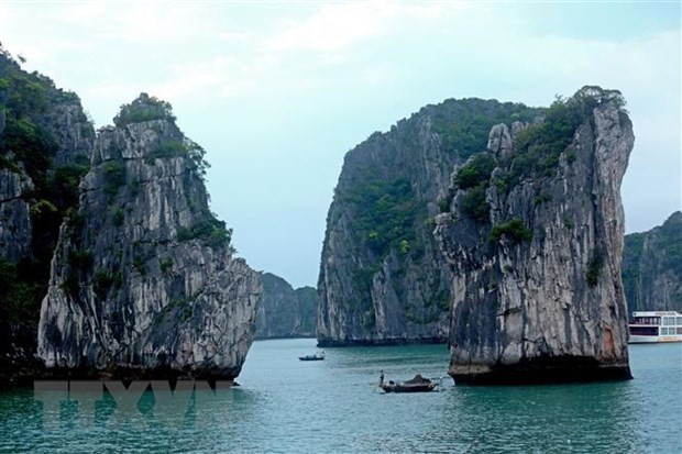 Một góc Vịnh Hạ Long. (Ảnh: Huy Hùng/TTXVN) Quảng Ninh kích cầu du lịch, đón hơn 1 triệu lượt du khách trong quý 1 ảnh 1