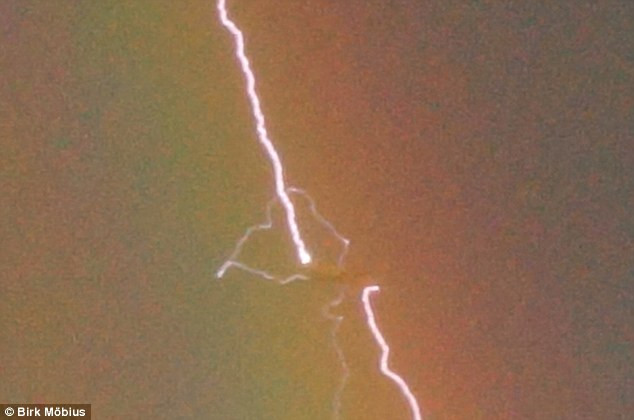 Thót tim với cảnh tượng máy bay bị sét đánh dưới cầu vồng ảnh 1