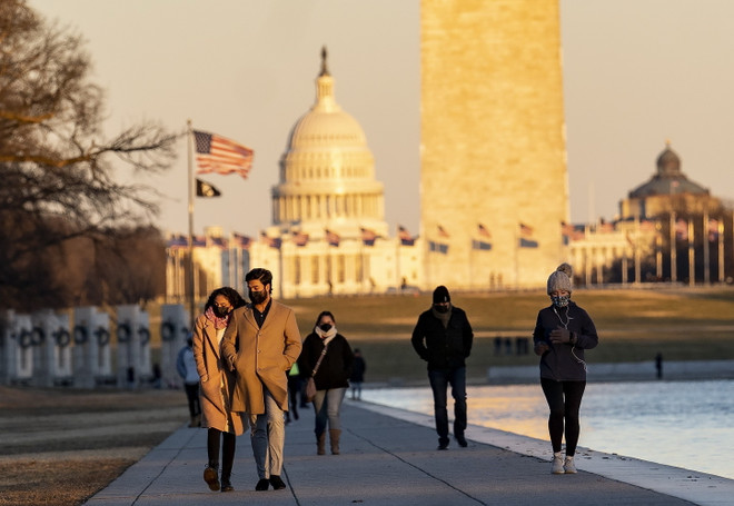 Người dân đeo khẩu trang phòng lây nhiễm COVID-19 tại Washington, D.C., Mỹ. (Ảnh: THX/TTXVN) COVID-19: Mỹ khuyến cáo người dân cần đeo khẩu trang đến năm 2022 ảnh 1