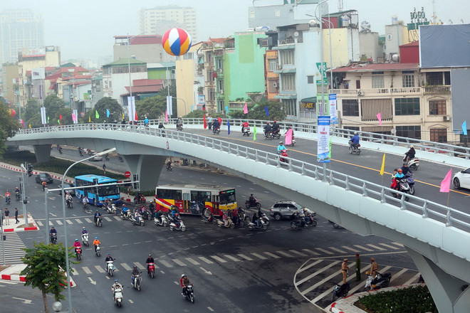 Cầu vượt Ô Đông Mác-Nguyễn Khoái trong ngày thông xe. (Ảnh: Huy Hùng/TTXVN) Hà Nội chính thức thông xe cầu vượt Ô Đông Mác-Nguyễn Khoái ảnh 3