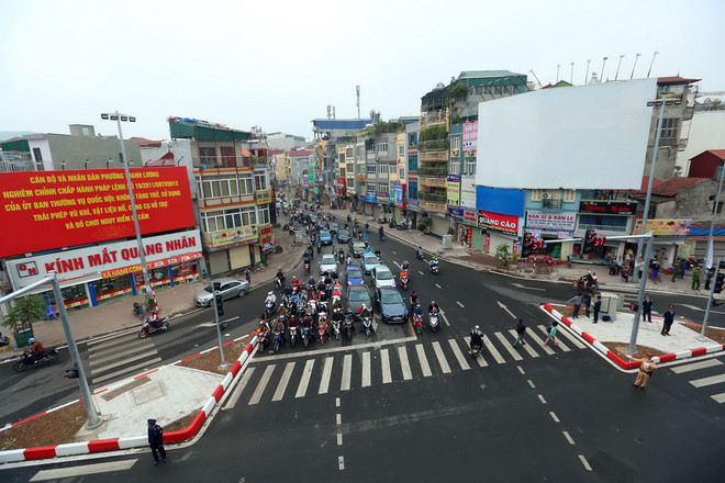 Nút giao thông Ô Đông Mác-Nguyễn Khoái không còn cảnh ùn tắc sau khi thông xe. (Ảnh: Huy Hùng/TTXVN) Hà Nội chính thức thông xe cầu vượt Ô Đông Mác-Nguyễn Khoái ảnh 4