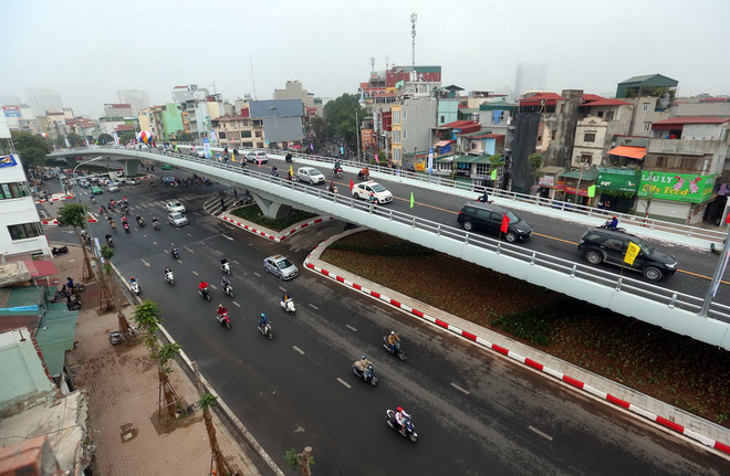 Cầu vượt Ô Đông Mác-Nguyễn Khoái trong ngày thông xe. (Ảnh: Huy Hùng/TTXVN) Hà Nội chính thức thông xe cầu vượt Ô Đông Mác-Nguyễn Khoái ảnh 2