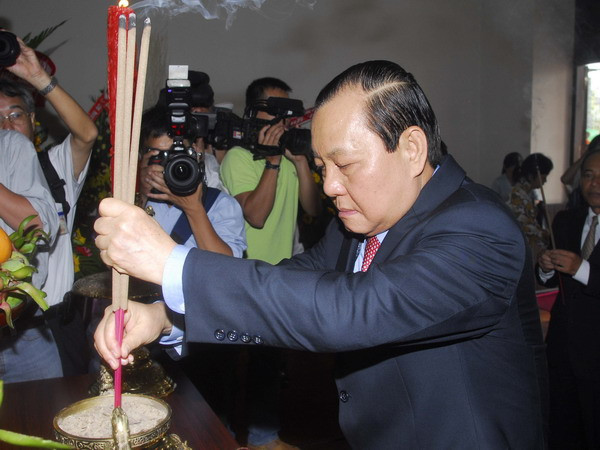 Lãnh đạo TP.HCM dâng hương Chủ tịch Hồ Chí Minh và Tôn Đức Thắng ảnh 1