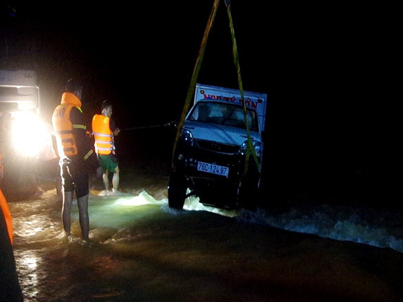 Thi thể người đàn ông bị lũ cuốn ở Quảng Ngãi trôi dạt vào Phú Yên ảnh 1