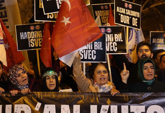 Biểu tình bên ngoài sứ quán Thuỵ Điển ở Ankara, Thổ Nhĩ Kỳ, phản đối hành động đốt kinh Koran, ngày 21/3/2023. (Ảnh: AFP/TTXVN) Hội đồng Nhân quyền Liên hợp quốc thảo luận về vụ đốt kinh Koran ảnh 1