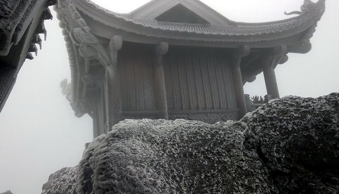 Xuất hiện hiện tượng băng tuyết trên núi Yên Tử ở Quảng Ninh ảnh 1