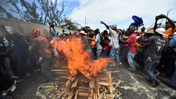 Hàng nghìn người Haiti biểu tình đòi tổng thống từ chức ảnh 1