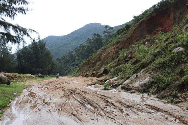 Hà Tĩnh: Mưa lũ gây sạt lở, tàn phá đường ven biển xã Cẩm Lĩnh ảnh 1