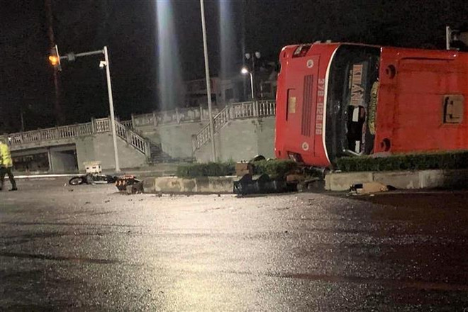 Ninh Bình: Xe giường nằm va chạm môtô khiến 9 người thương vong ảnh 1