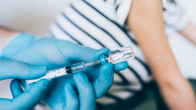 Tiêm vaccine Pfizer cho trẻ em. (Nguồn: BBC) Trẻ bị dị ứng vaccine vẫn có thể tiêm vaccine ngừa COVID-19 của Pfizer ảnh 1