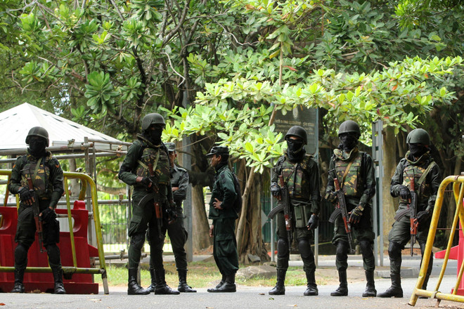 Binh sỹ Sri Lanka gác tại Colombo. (Ảnh: AFP/TTXVN) Sri Lanka tăng cường an ninh trước cuộc bầu cử Tổng thống mới ảnh 1
