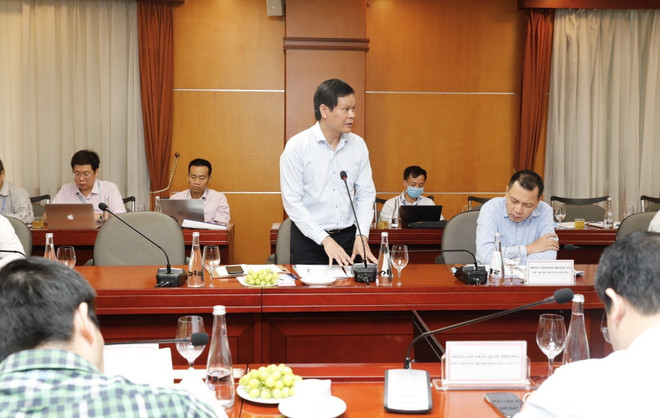 Cục trưởng Cục điện lực và năng lượng tái tạo (Bộ Công Thương) Hoàng Tiến Dũng báo cáo tại buổi làm việc. (Ảnh: Trần Việt/TTXVN) Phó Thủ tướng yêu cầu đẩy nhanh tiến độ hoàn thành Quy hoạch điện VIII ảnh 1