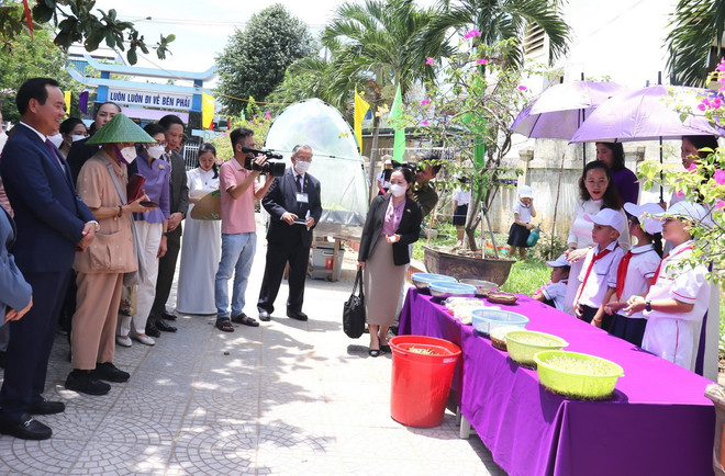 Công chúa Maha Chakri Sirindhorn lắng nghe học sinh trường Tiểu học Nguyễn Tất Thành giới thiệu về cách làm giá đỗ. (Ảnh: Thanh Thủy/TTXVN) TTXVN_cong chua Thai Lan (6)_resize.jpg