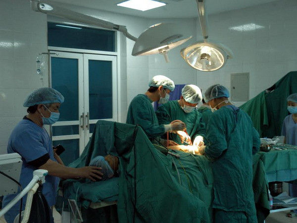 Nỗ lực cứu chữa các nạn nhân trong vụ sập cầu treo ảnh 1