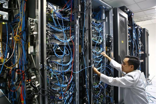 Hệ thống máy chủ lưu trữ dữ liệu tại Trung tâm Tin học thống kê khu vực I (Tổng cục Thống kê). (Ảnh: Minh Quyết/TTXVN) Năm 2020 đưa vào vận hành Cơ sở dữ liệu quốc gia về dân cư ảnh 2