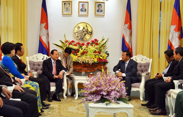 Lãnh đạo TP Hồ Chí Minh thăm bà con Việt kiều tại Campuchia ảnh 1