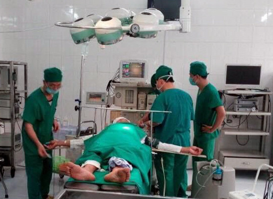 Phẫu thuật lấy chiếc kéo han rỉ 18 năm nằm trong bụng bệnh nhân ảnh 1