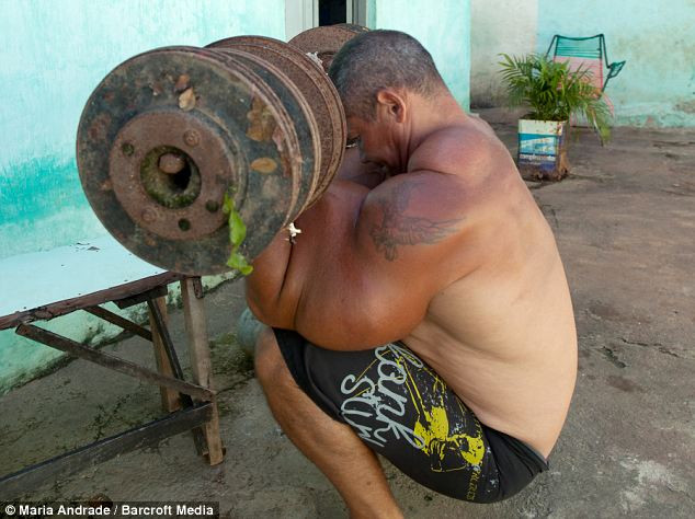 Hãi hùng chứng kiến thủy thủ Popeye ngoài đời thực ảnh 5