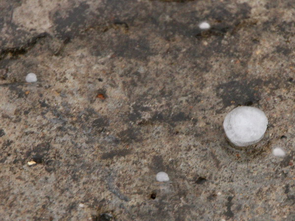 Mưa đá kèm theo lốc tố mạnh "tấn công" Lào Cai ảnh 1