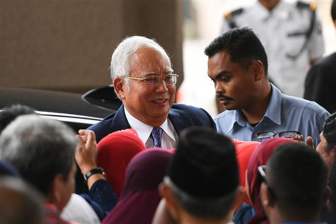 Cựu Thủ tướng Malaysia Najib Razak (giữa) tới tòa án ở Kuala Lumpur ngày 3/4. (Ảnh: AFP/TTXVN) Malaysia nối lại phiên tòa xét xử cựu Thủ tướng Najib Razak ảnh 1