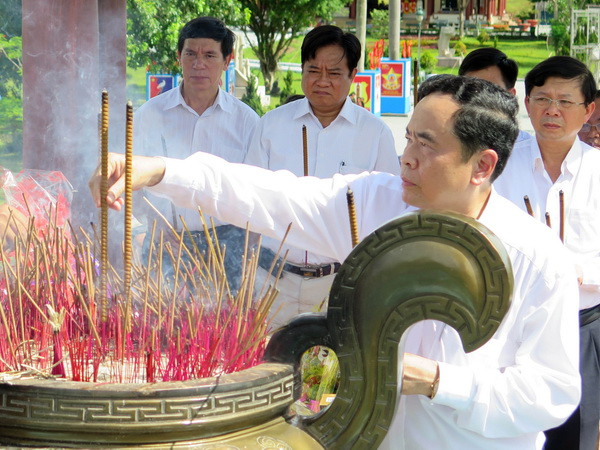 Chủ tịch MTTQ Việt Nam dâng hương, tri ân các anh hùng liệt sỹ ảnh 1
